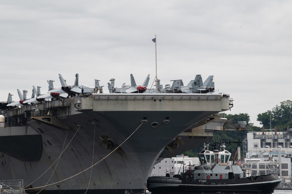 USS Abraham Lincoln arrives Yokosuka