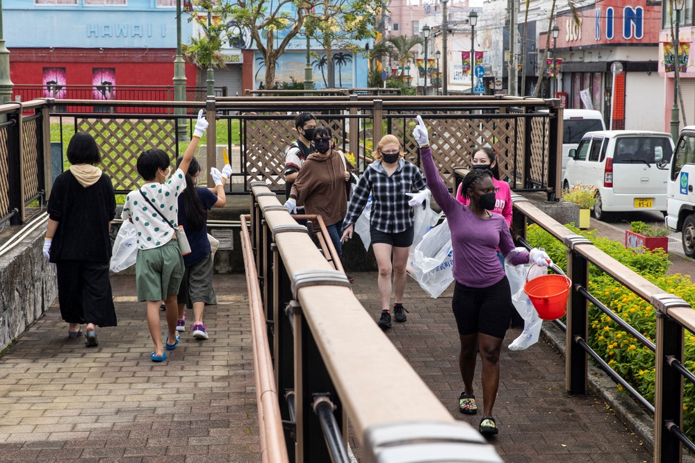 31st MEU volunteers for town beautification with locals