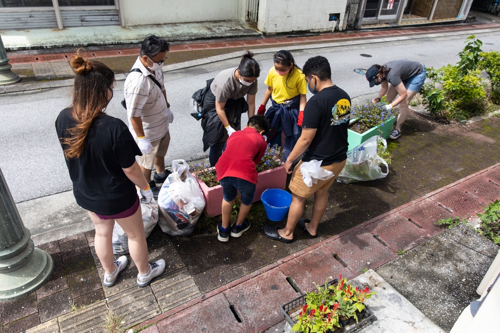 31st MEU volunteers for town beautification with locals