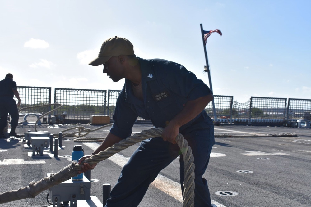 USS Billings Prepares to Depart from Ponce