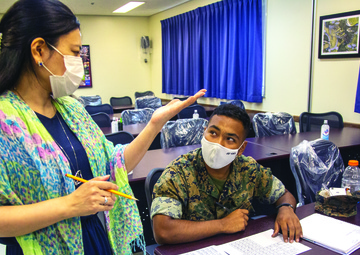 Marines attend survival Japanese writing course / 海兵隊員、「生き残り」をかけて、日本語文字を学ぶ