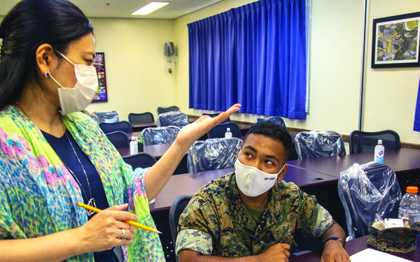 Marines attend survival Japanese writing course / 海兵隊員、「生き残り」をかけて、日本語文字を学ぶ