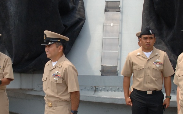 Naval Museum hosts a reenlistment ceremony