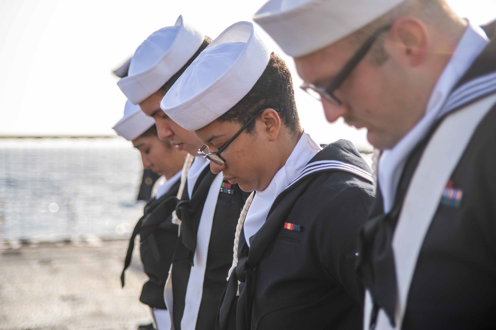 USS Jason Dunham (DDG 109) Conduct a Memorial Ceremony