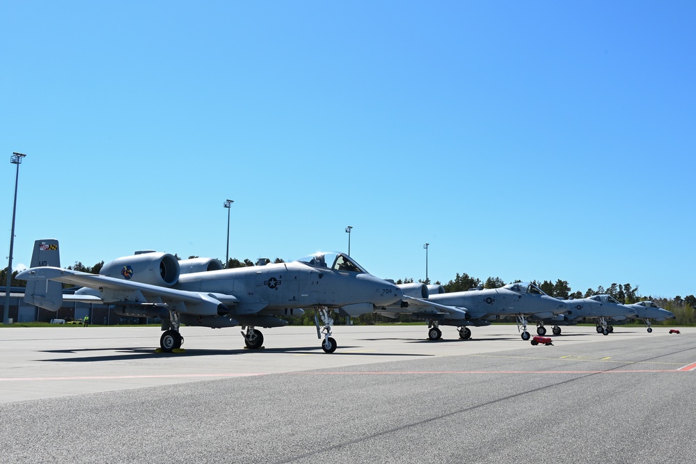 A-10C Thunderbolt II and C-17 Globemaster III Aircraft Arrive in Estonia