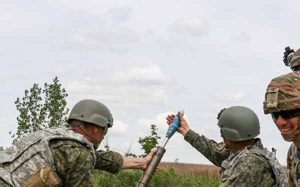 Iowa, Kosovo troops fire 60 mm mortars