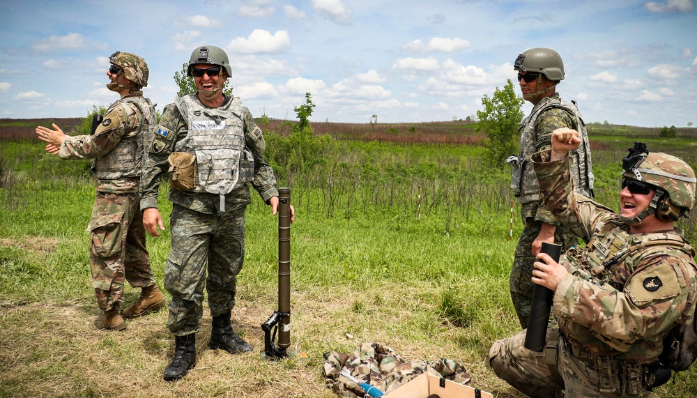 Iowa, Kosovo troops fire 60 mm mortars