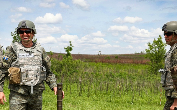 Iowa, Kosovo troops fire 60 mm mortars