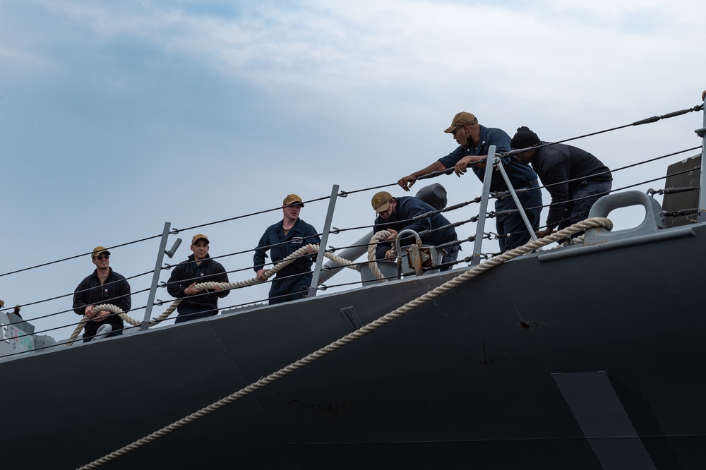 USS Spruance (DDG 111) Arrives at Commander, Fleet Activities Yokosuka (CFAY)