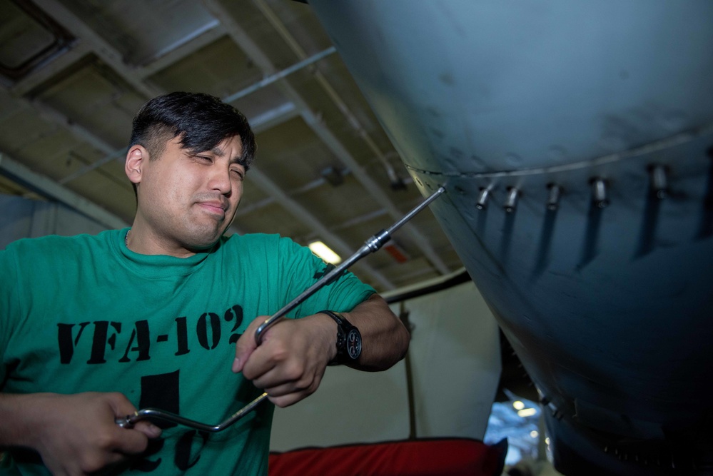 USS Ronald Reagan (CVN 76) Aircraft Maintenance