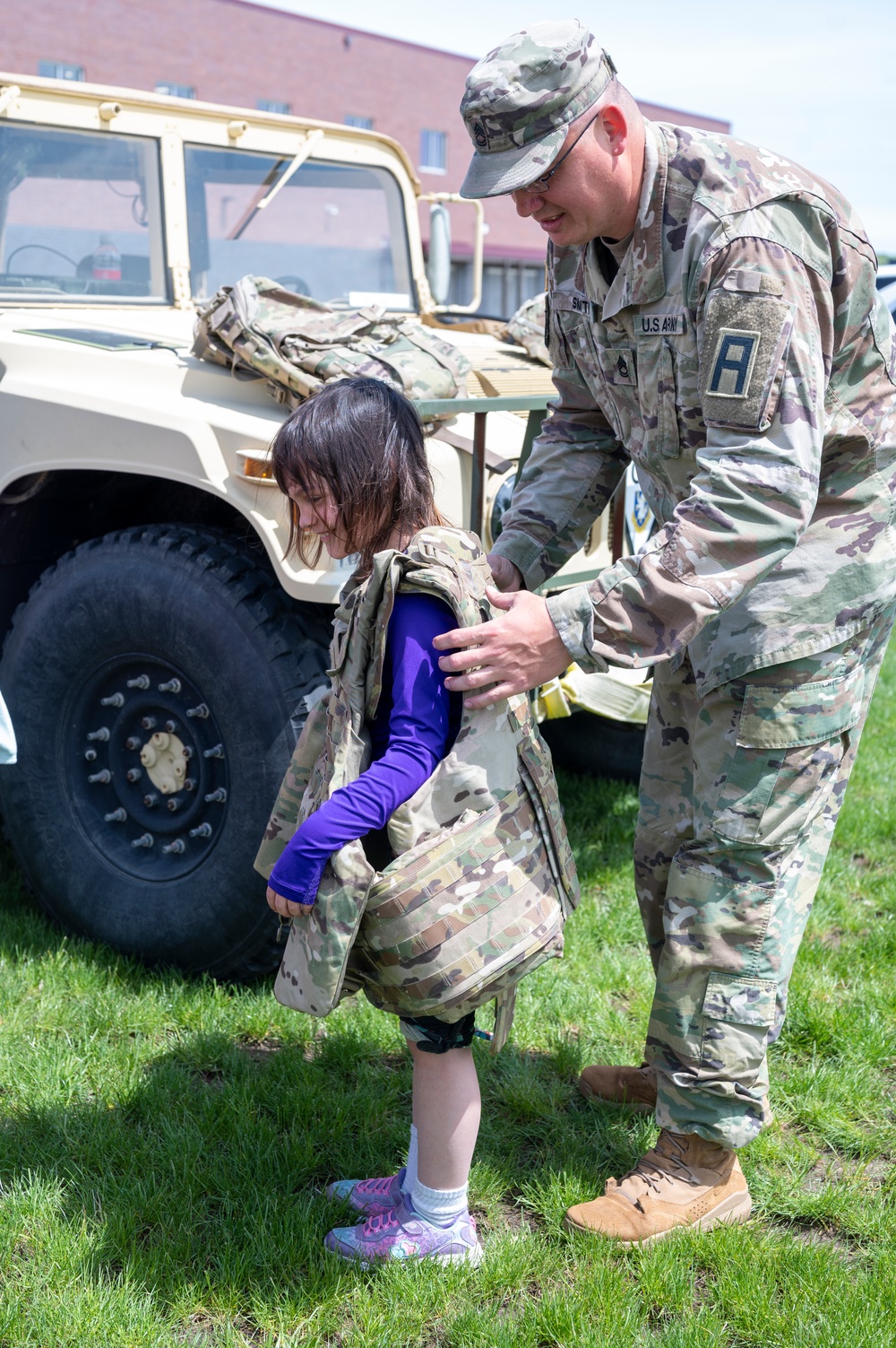 Marauder Soldiers spend time with elementary students