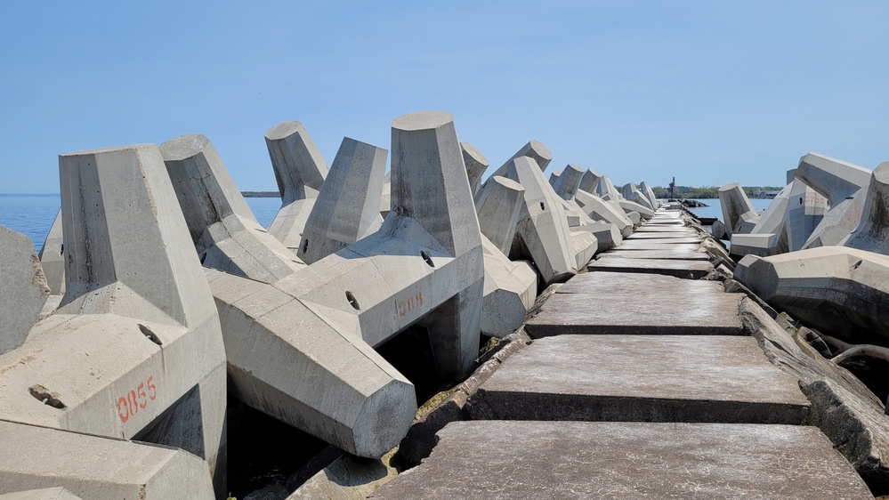 USACE Buffalo District inspects Oswego Harbor breakwaters