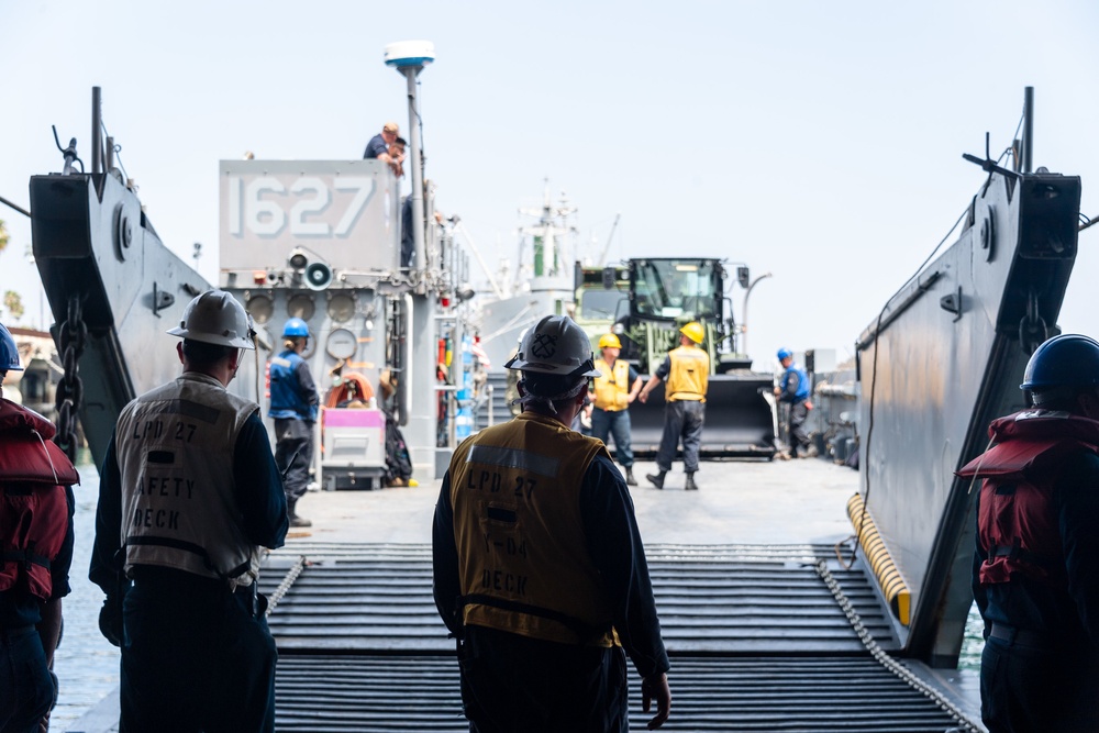 USS Portland (LPD 27) conducts LCU Stern Gate Marriage