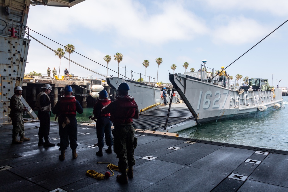 USS Portland (LPD 27) conducts LCU Stern Gate Marriage