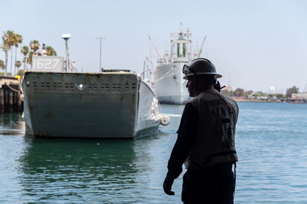 USS Portland (LPD 27) conducts LCU Stern Gate Marriage