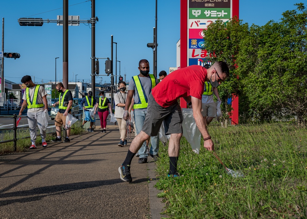 NAF Atsugi Sailors Clean The Streets of Ayase