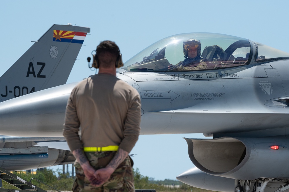 Farewell tour: Dutch finish overwater F-16 training over Florida coast