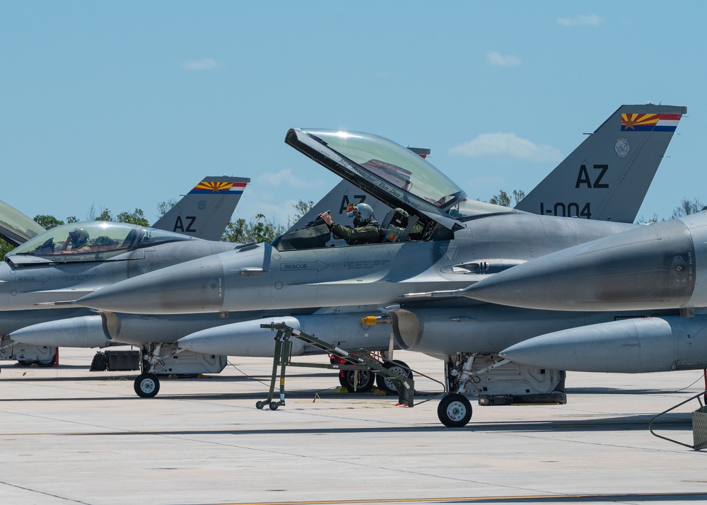 Farewell tour: Dutch finish overwater F-16 training over Florida coast
