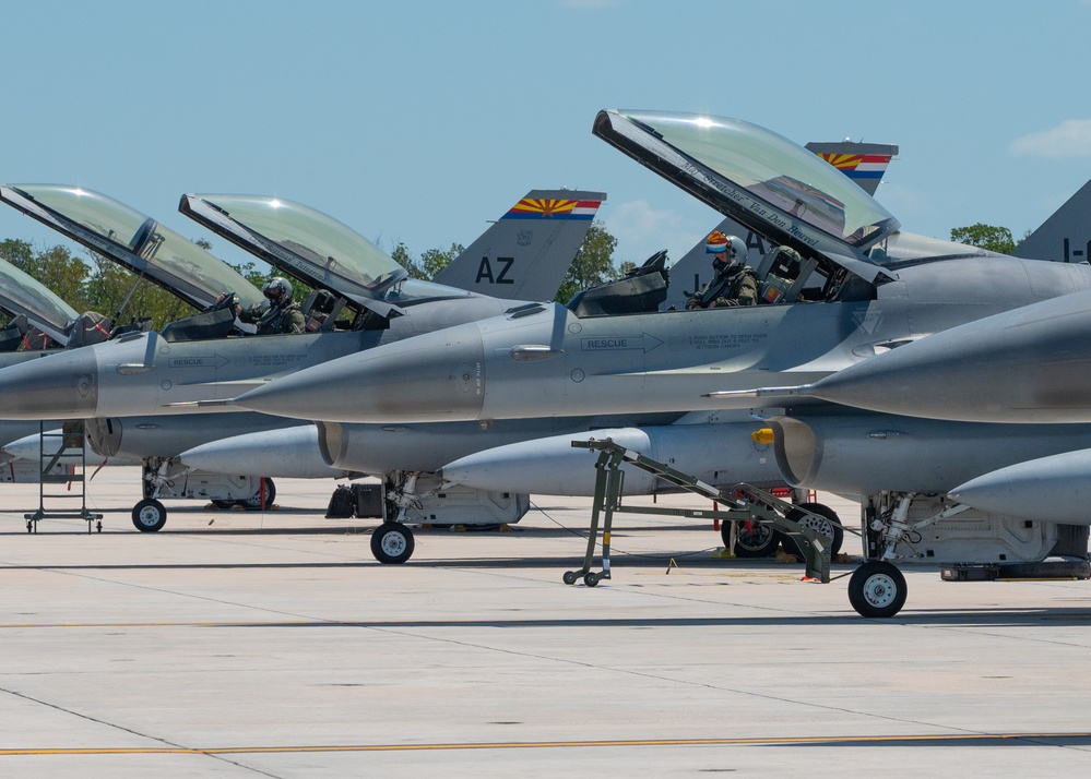 Farewell tour: Dutch finish overwater F-16 training over Florida coast