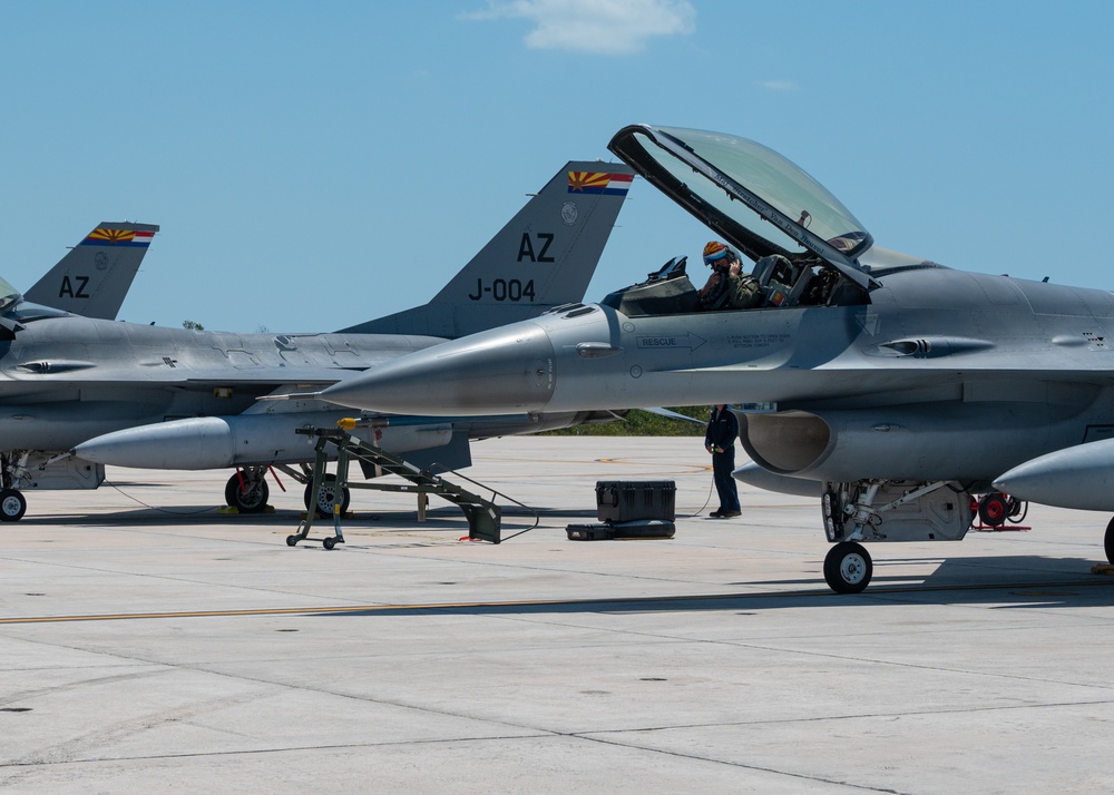 Farewell tour: Dutch finish overwater F-16 training over Florida coast