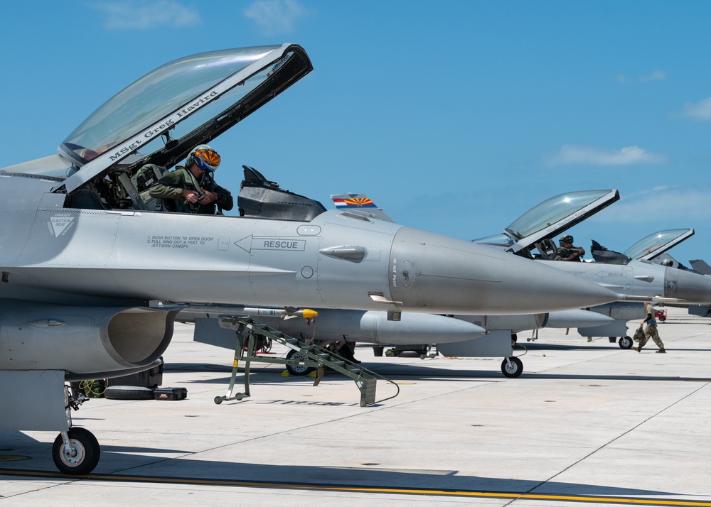 Farewell tour: Dutch finish overwater F-16 training over Florida coast