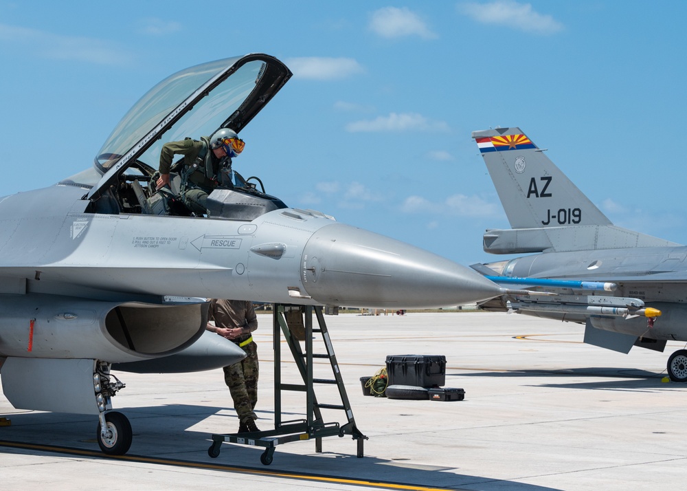 Farewell tour: Dutch finish overwater F-16 training over Florida coast