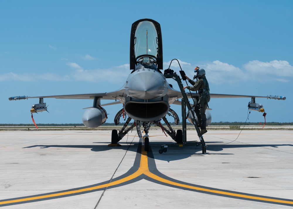 Farewell tour: Dutch finish overwater F-16 training over Florida coast
