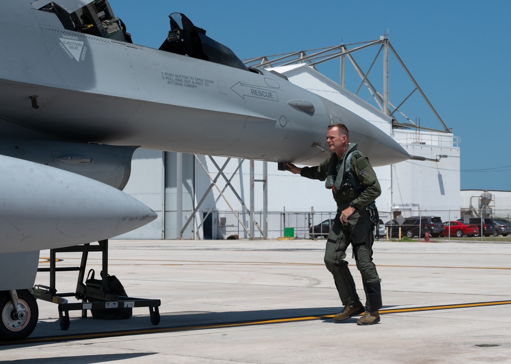 Farewell tour: Dutch finish overwater F-16 training over Florida coast