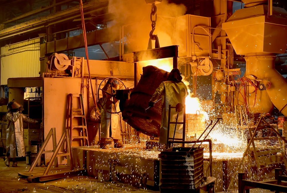 Foundry artisans pour liquid steel
