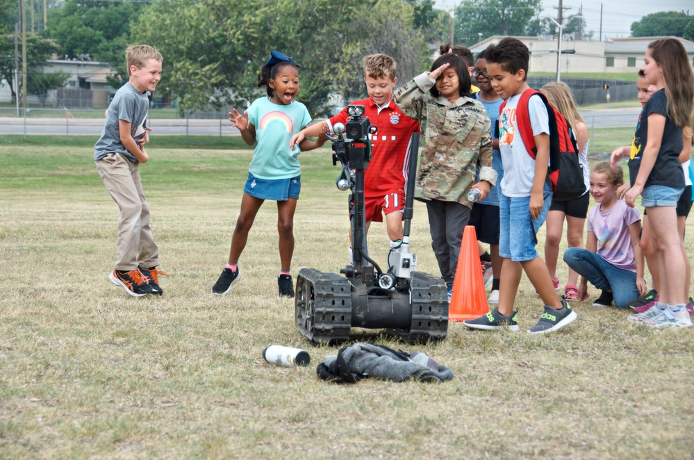 Fort Hood Soldiers support elementary school during Career Day