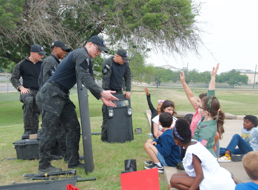 Fort Hood Soldiers support elementary school during Career Day