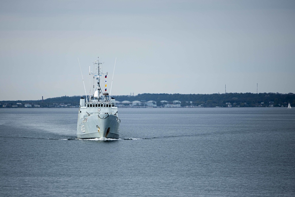 Marines aboard ENS Wambola port in Tallinn