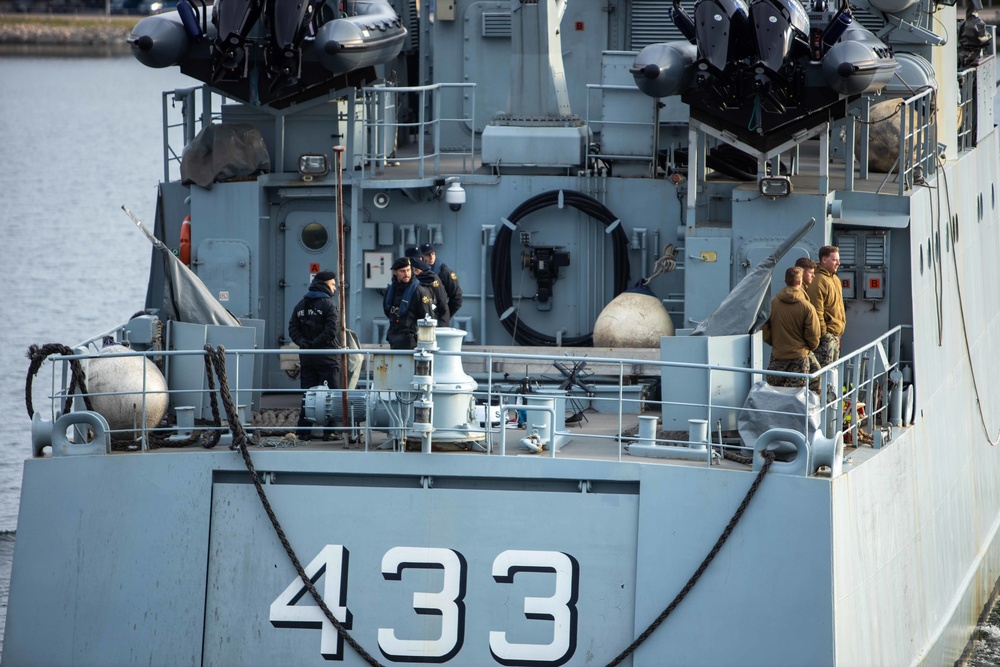 Marines aboard ENS Wambola port in Tallinn