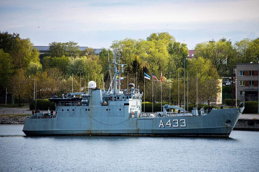 Marines aboard ENS Wambola port in Tallinn