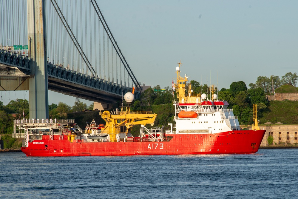 DVIDS Images Parade of Ships [Image 4 of 7]