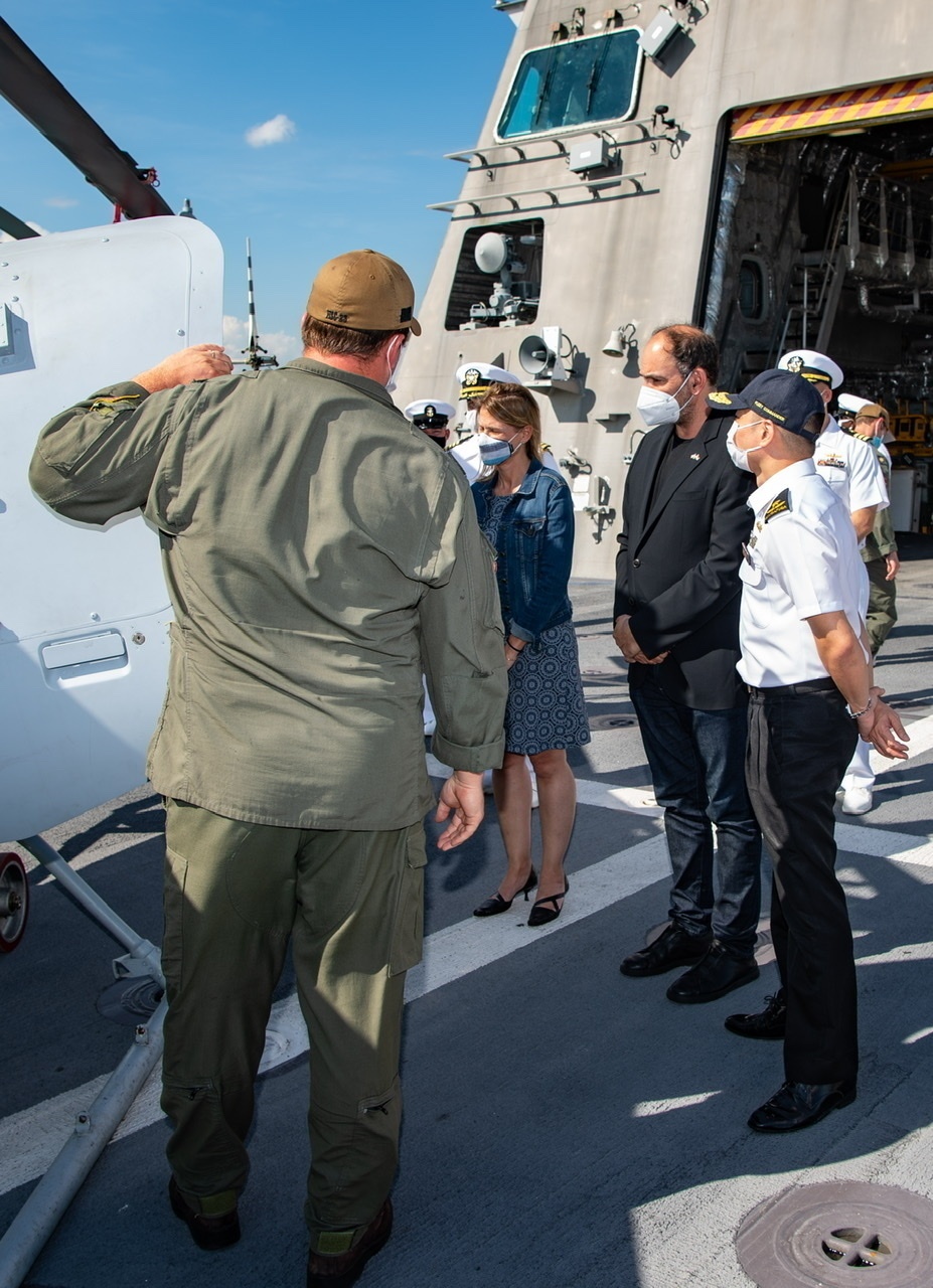 U.S. Ambassador to Singapore visits USS Jackson