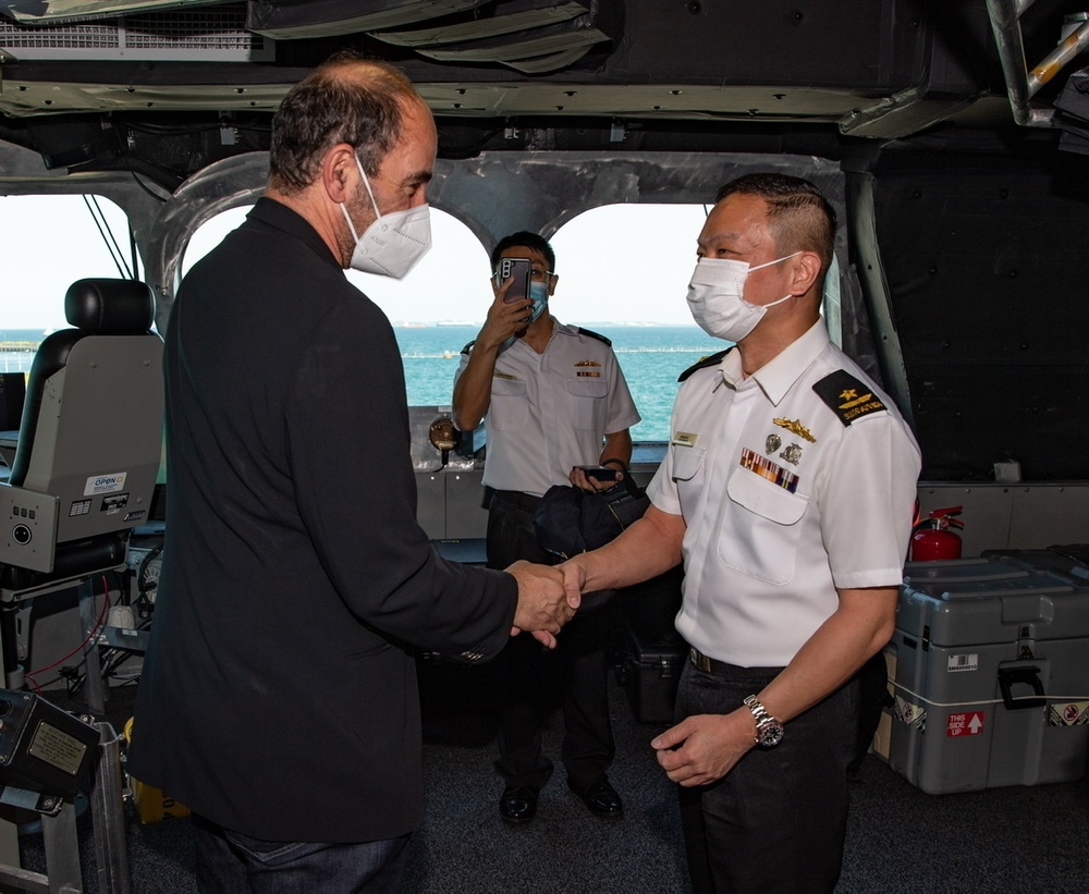 U.S. Ambassador to Singapore visits USS Jackson