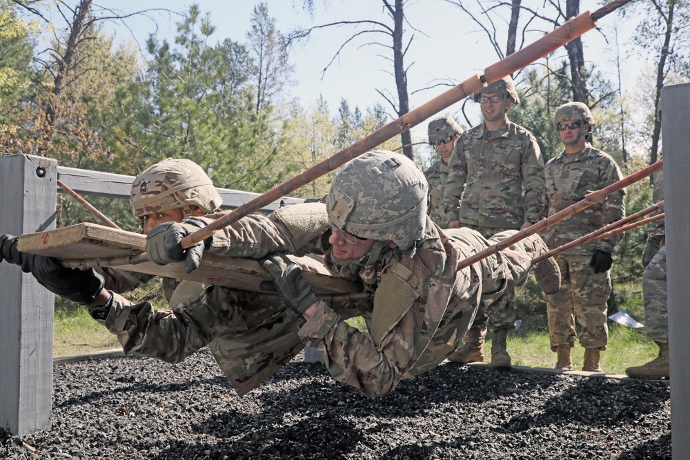 DVIDS - Images - Navigating Rope Bridge obstacle [Image 13 of 15]