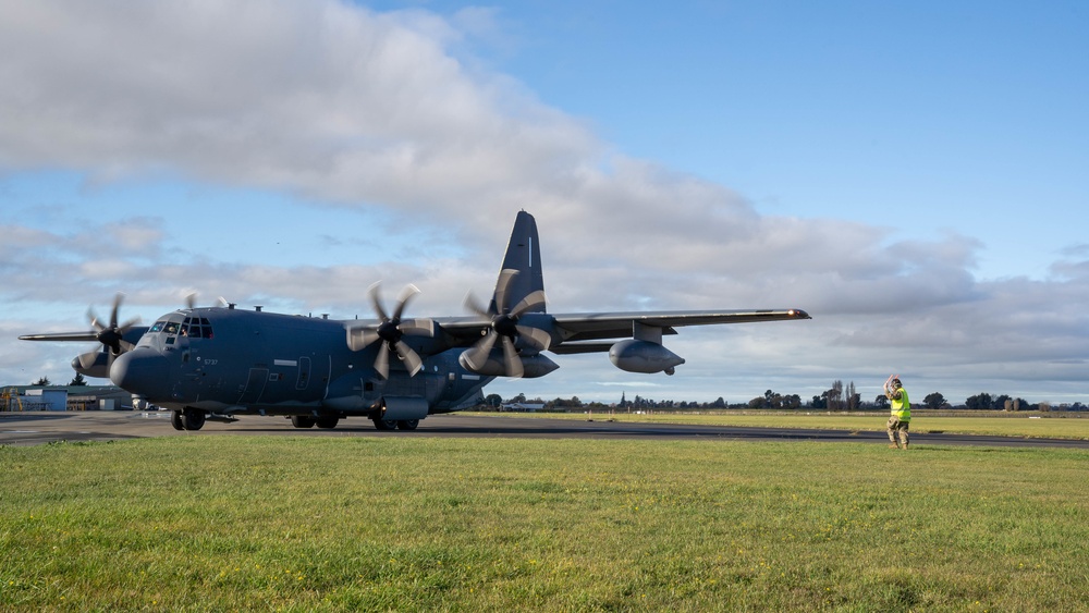 353 SOW launch aircraft, fly dissimilar formation with 40 SQ during TN22