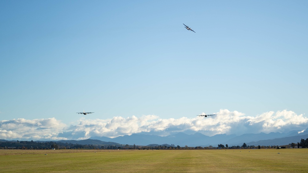 353 SOW launch aircraft, fly dissimilar formation with 40 SQ during TN22