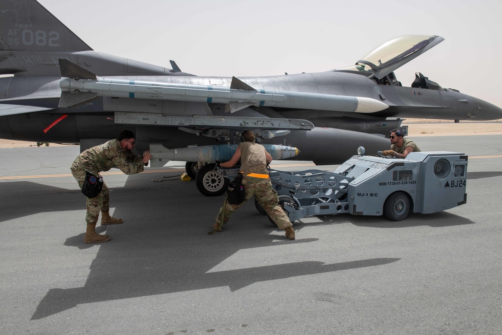 379th Air Expeditionary Wing performs second hot-pit refueling