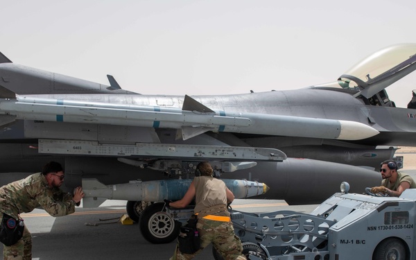 379th Air Expeditionary Wing performs second hot-pit refueling