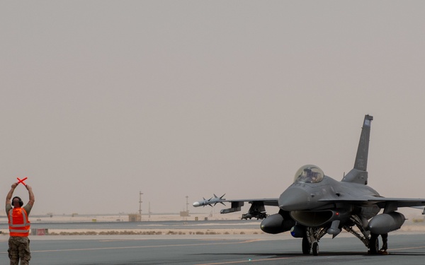 379th Air Expeditionary Wing performs second hot-pit refueling