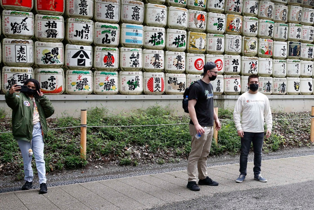 Abraham Lincoln Sailors visit the Meiji Shrine in a MWR tour to Tokyo