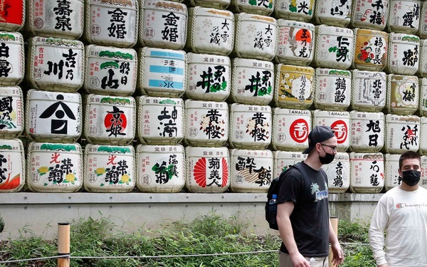 Abraham Lincoln Sailors visit the Meiji Shrine in a MWR tour to Tokyo