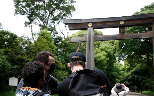 Abraham Lincoln Sailors visit the Meiji Shrine in a MWR tour to Tokyo