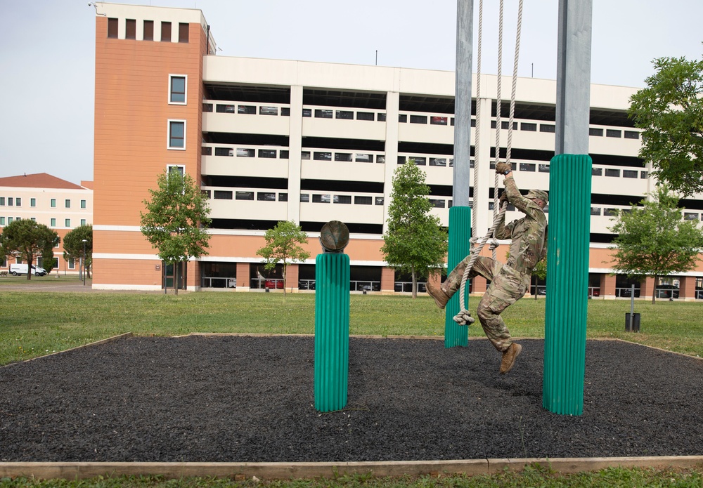 SETAF-AF Best Warrior and Squad competitors conquer the Del Din obstacle course