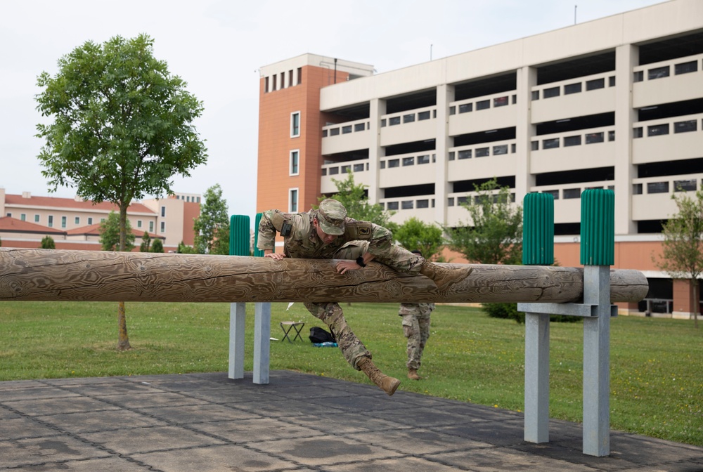 SETAF-AF Best Warrior and Squad competitors conquer the Del Din obstacle course