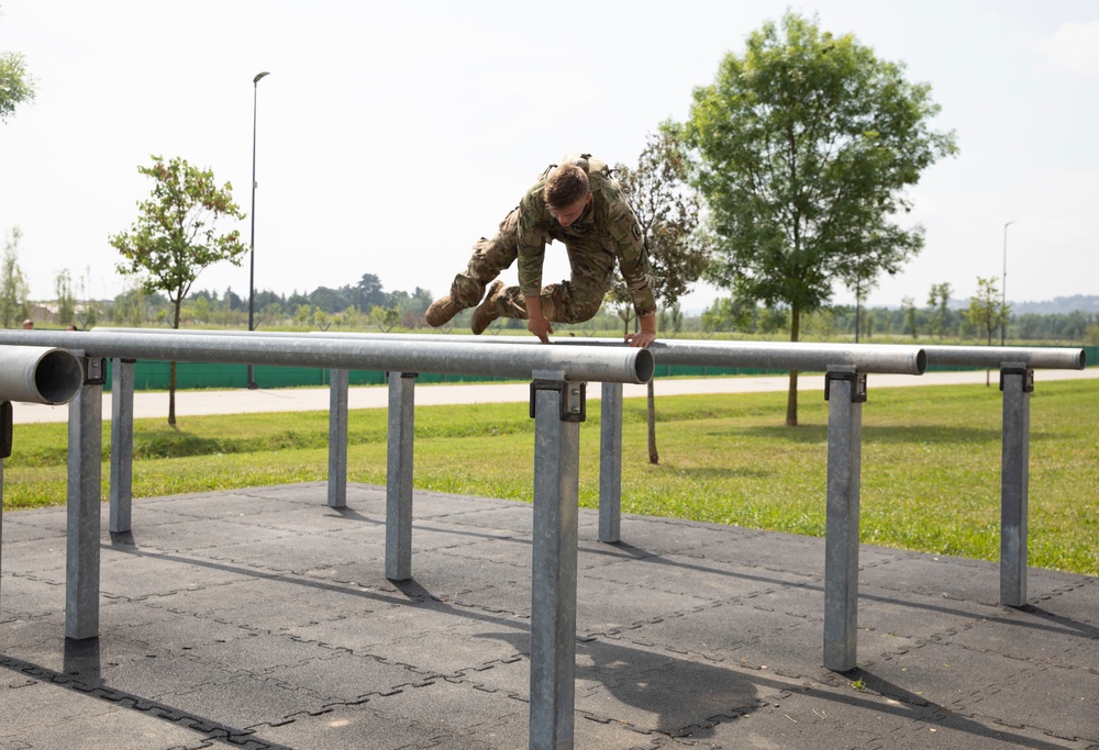 SETAF-AF Best Warrior and Squad competitors conquer the Del Din obstacle course