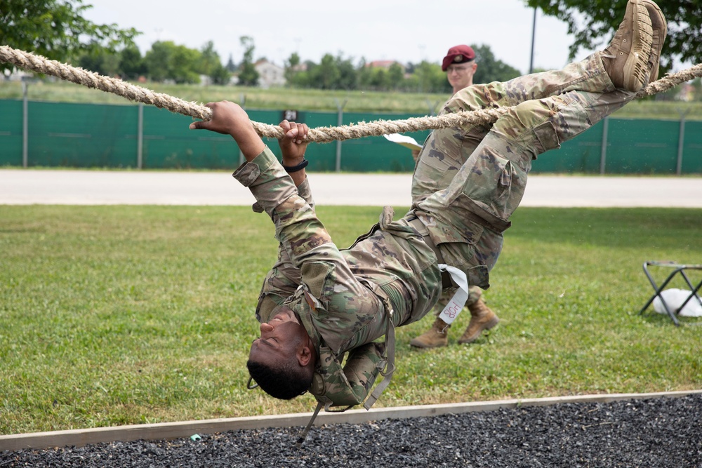 SETAF-AF Best Warrior and Squad competitors conquer the Del Din obstacle course